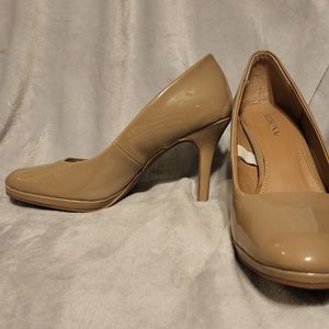 Mossimo pumps beige size 6